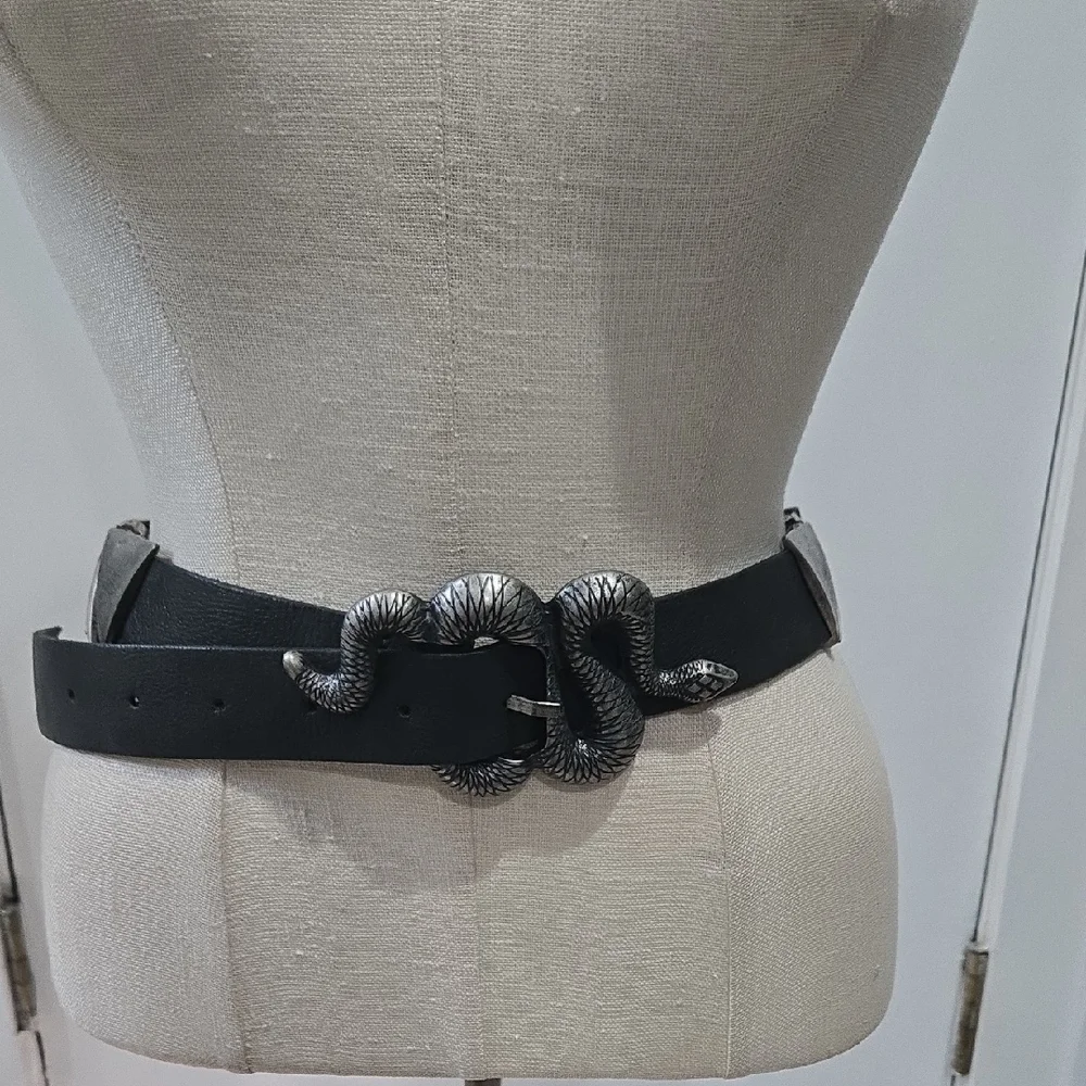 Le Lis Black and Silver Classic Leather Belt